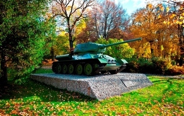Pomnik w kształcie czołgu w oryginalnych rozmiarach