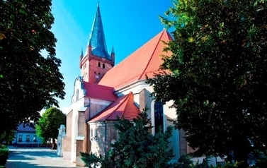 Widok na budynek kościoła za drzewami