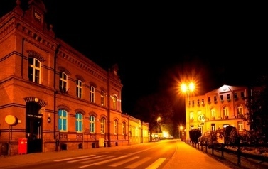 Przy ulicy budynek poczty, ujęcie w nocy