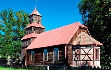 Słoneczne ujęcie budynku kościoła, z lewej strony drzewo