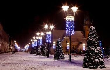 Zimowa pora, widok na deptak w Czarnkowie ustrojony świątecznymi lampkami