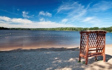 Plaża nad jeziorem, na plaży mała wiata dla turyst&oacute;w