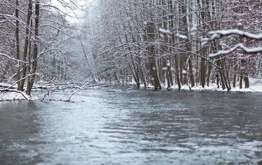 Rzeka w okresie zimowym