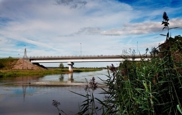Widok na rzekę i most