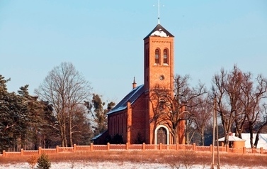 Budynek kościoła z czerwonej cegły
