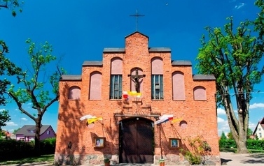 Przednia elewacja kościoła z czerwonej cegły