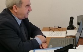 Na zdjęciu starosta czarnkowsko-trzcianecki siedzący za biurkiem, przed nim laptop; uczestniczy w spotkaniu/konkursie zdalnym