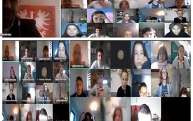 Zdjęcie przedstawia grupę os&oacute;b uczestniczących w zdalnym spotkaniu; widoczne są ich twarze przed monitorami w ich domach