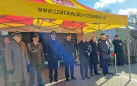 Plener; pod namiotem z napisem czarnkowsko-trzcianecki stoją przedstawiciele władz samorządowych i służb mundurowych.