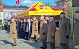 Plener; na pierwszym planie mundurowi, za nimi władze samorządowe i przedstawiciele innych służb mundurowych.