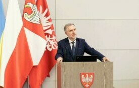 Sala Urzędu Marszałkowskiego Wojew&oacute;dztwa Wielkopolskiego. Przy m&oacute;wnicy przemawia marszałek Marek Woźniak.  