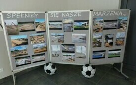 Pomieszczenie; tablica z napisem: Spełniły się nasze marzenia... Pod napisem zdjęcia przedstawiające budowę sali gimnastycznej.