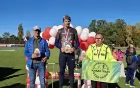 Plener; zdjęcie grupowe na podium.