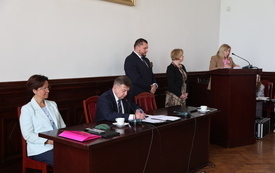 radni w sali sesyjnej podczas obrad