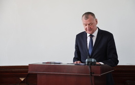 starosta przemawia podczas obrad