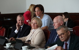 radni w sali sesyjnej podczas obrad
