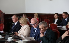 radni w sali sesyjnej podczas obrad