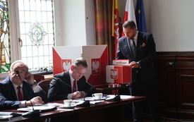 radni w sali sesyjnej podczas obrad