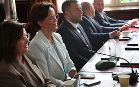 radni w sali sesyjnej podczas obrad