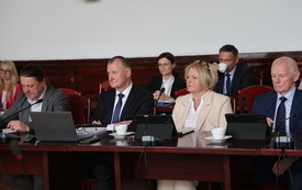 radni w sali sesyjnej podczas obrad