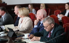 radni w sali sesyjnej podczas obrad