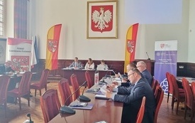 w sali sesyjnej siedzą uczestnicy debaty