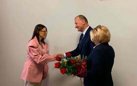 wręczenie kwiat&oacute;w i mianowania przez włodarzy