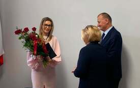 wręczenie kwiat&oacute;w i mianowania przez włodarzy