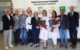 zdjęcie pamiątkowe na ściance. Starosta Zarząd,Wicestarosta oraz nowe Panie Dyrektor