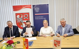 wręczenie um&oacute;w przedstawicielom sp&oacute;łek wodnych przez wicewojewodę 