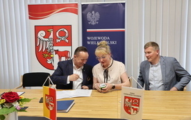 wręczenie um&oacute;w przedstawicielom sp&oacute;łek wodnych przez wicewojewodę 
