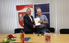 wręczenie um&oacute;w przedstawicielom sp&oacute;łek wodnych przez wicewojewodę 