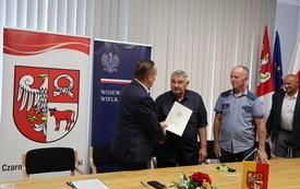 wręczenie um&oacute;w p[rzedstawicielom sp&oacute;łek wodnych przez wicewojewodę 