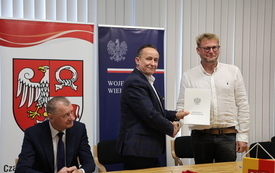 podpisywanie um&oacute;w przedstawicieli sp&oacute;łek wodnych oraz wicewojewodę 