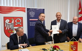 podpisywanie um&oacute;w przedstawicieli sp&oacute;łek wodnych oraz wicewojewodę 