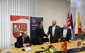podpisywanie um&oacute;w przedstawicieli sp&oacute;łek wodnych oraz wicewojewodę 