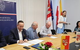 podpisywanie um&oacute;w przedstawicieli sp&oacute;łek wodnych oraz wicewojewodę 