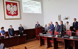 radni w sali sesyjnej podczas obrad, przem&oacute;wienie Satrosty