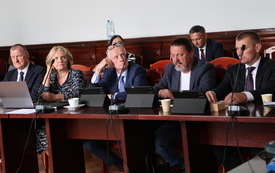 radni w sali sesyjnej podczas obrad