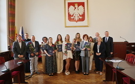 zdjęcie grupowe, nauczyciele oraz pracownicy Starostwa