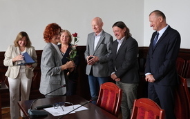 wręczenie dyplom&oacute;w i kwiat&oacute;w