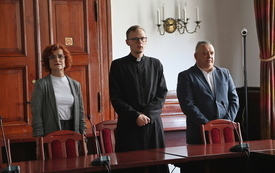 nauczyciele składający prysięgę