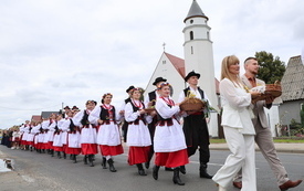 poch&oacute;d dożynkowy na tle kościoła