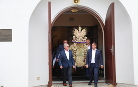 wynoszony wieniec dożynkowy