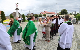 uroczyste przywitanie przez księzy pochodu dożynkowego