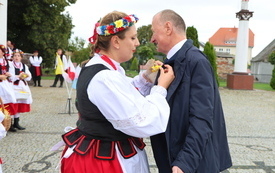 Przypinanie kotylion&oacute;w dożynkowych