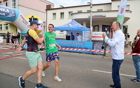 kończący bieg sportowcy