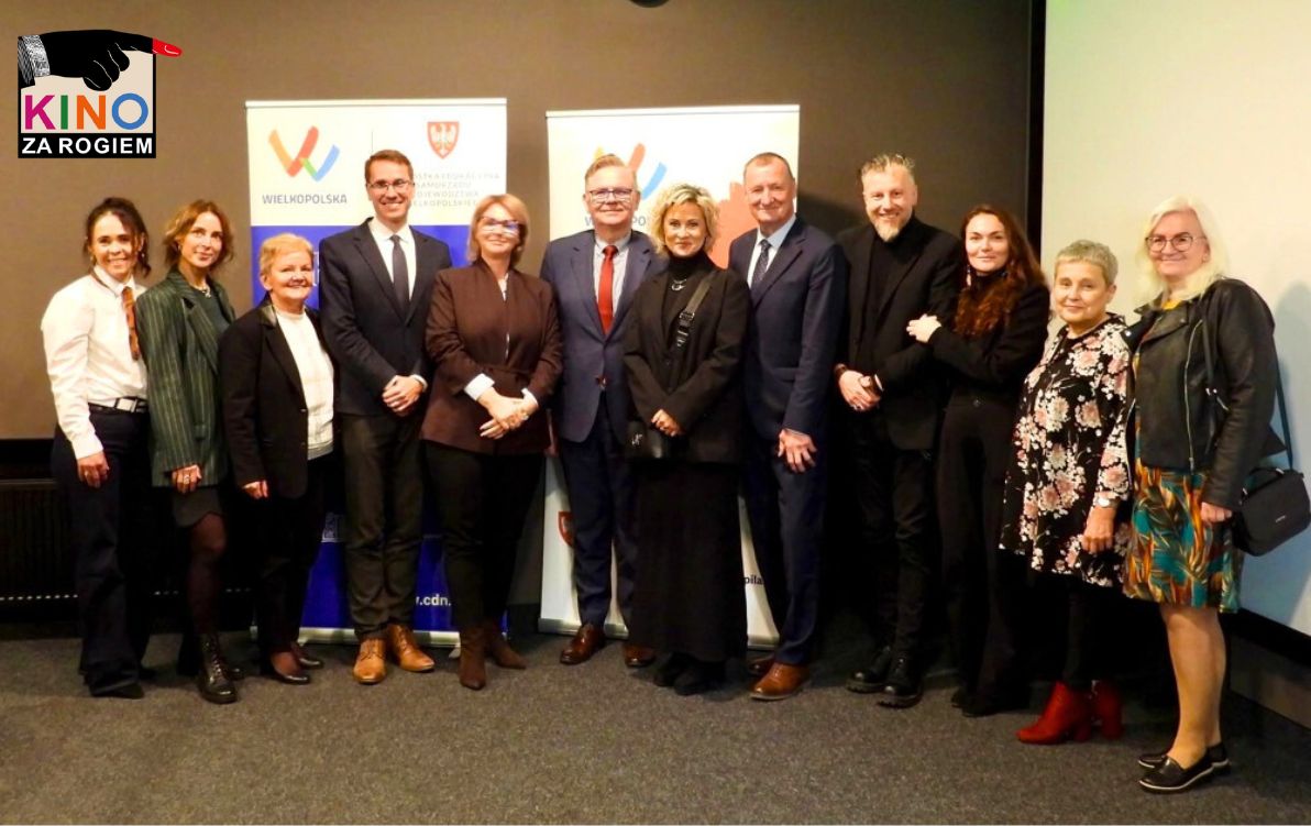 Pomieszczenie; zdjęcie grupowe kobiet i&nbsp;mężczyzn.